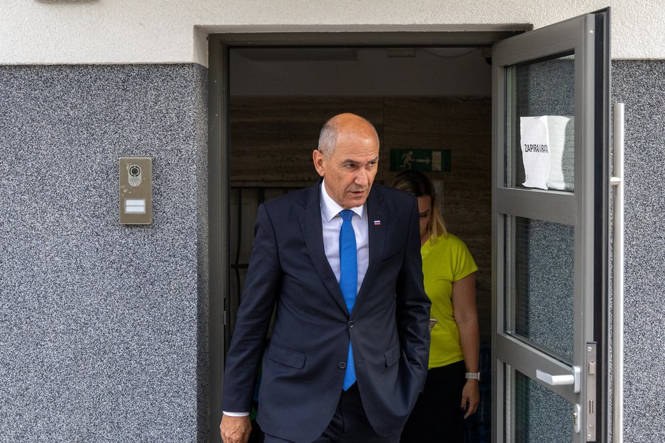 Fotografija: Hude obtožbe na račun Janeza Janše. FOTO: Voranc Vogel