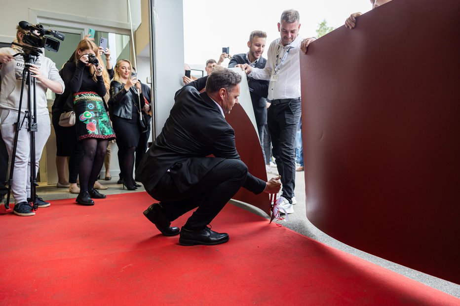 Fotografija: Odprtje nove hale je bilo za slovensko podjetje pomemben mejnik. FOTOGRAFIJE: Gal Vivat