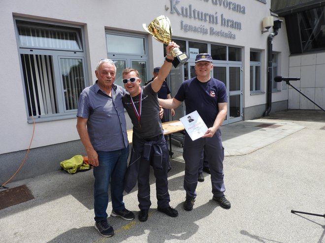 Najprestižnejši pokal Občine Cerklje je podelil župan Franc Čebulj, prejelo ga je PGD Zgornji Brnik.