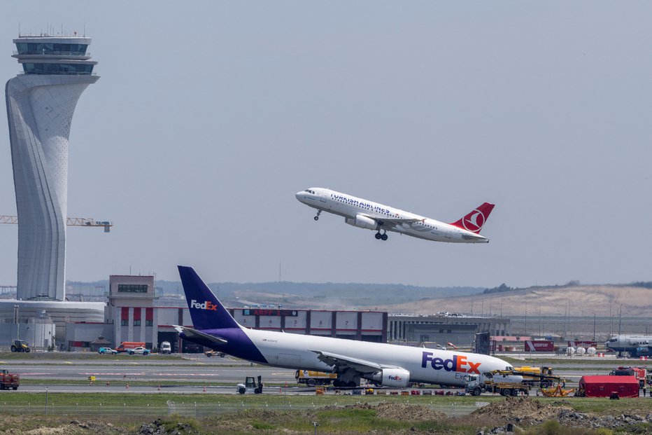 Fotografija: A general view of a FedEx Airlines Boeing 767 BA.N cargo plane, that landed at Istanbul Airport on Wednesday without deploying its front landing gear but managed to stay on the runway and avoid casualties, on a runway in Istanbul, Turkey, May 8, 2024. REUTERS/Umit Bektas FOTO: Umit Bektas Reuters