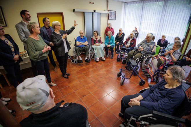 Regijski delovni obisk predsednice republike Nataše Pirc Musar v Baški grapi in Zgornjem Posočju.
Srečanje z vodstvom in uporabniki Doma upokojencev Podbrdo. FOTO: Nebojša Tejić/sta