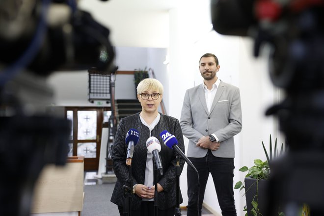 Regijski delovni obisk predsednice republike Nataše Pirc Musar v Baški grapi in Zgornjem Posočju.
Izjava za medije predsednice in tolminskega župana Alena Červa. FOTO: Nebojša Tejić/sta