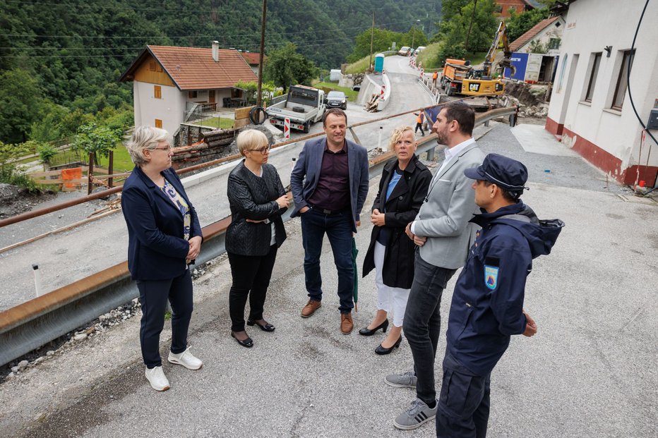 Fotografija: Prihod pred gasilski dom, ogled območja aktivnega plazu v naselju in prizorišča, kjer je bil posnet prvi slovenski igrani celovečerni vojni film Na svoji zemlji. FOTO: Nebojša Tejić/sta