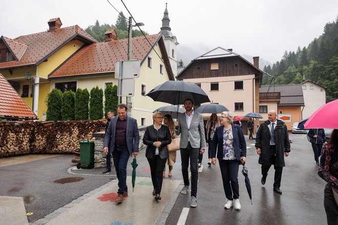 Regijski delovni obisk predsednice republike Nataše Pirc Musar v Baški grapi in Zgornjem Posočju.
Prihod pred Jakovkno hišo. FOTO: Nebojša Tejić/sta