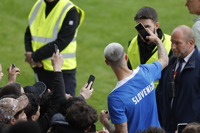 Benjamin Šeško je zvezda bundeslige, ustregel je številnim mladim navdušencem nad nogometom.