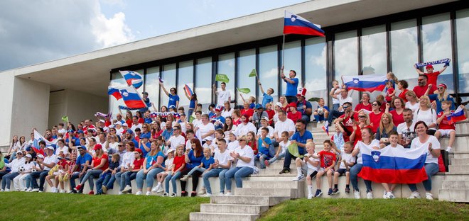 Starši učencev GŠ Bučar so poskrbeli, da je bila med snemanjem polna tudi nogometna tribuna igrišča NZS na Brdu pri Kranju.