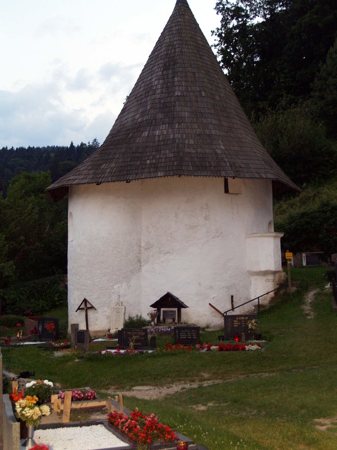 Kostnica ob cerkvi