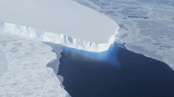 Ledenik Thwaites na Antarktiki. FOTO: Nasa/Reuters 