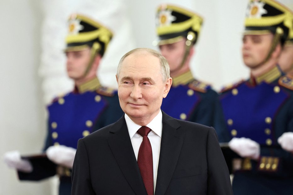 Fotografija: Russian President Vladimir Putin attends a ceremony to present the Russian Hero of Labour gold medals and highest state awards in science and technology, literature and art, humanitarian efforts, charity and human rights advocacy, on Russia Day at the Kremlin's St. George's Hall in Moscow, Russia June 12, 2024. Sputnik/Alexander Kazakov/Pool via REUTERS ATTENTION EDITORS - THIS IMAGE WAS PROVIDED BY A THIRD PARTY. FOTO: Alexander Kazakov Via Reuters