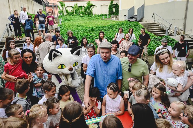 Rok Predin je v družbi Muce copatarice in otrok razrezal torto. FOTO: MP PRODUKCIJA/PIGAC.SI