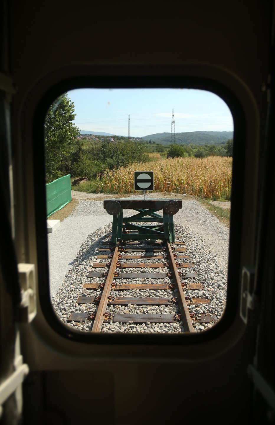 Fotografija: V seriji jezikovnih nasvetov s področja stilistike se tokrat ustavimo pri skladnji in si oglejmo, kako je z besednim redom pri uporabi besedne zveze na čelu kot prislova. FOTO: Jure Eržen