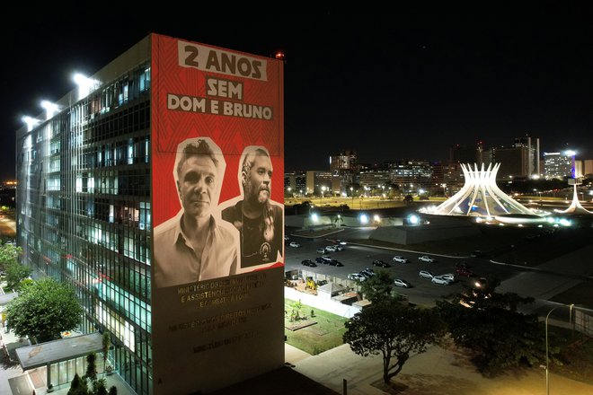 Pred dvema letoma so v amazonskem gozdu ubili Doma Phillipsa in Bruna Pereiro, njuna portreta so takole objavili na brazilskem ministrstvu za človekove pravice. FOTO: Ueslei Marcelino/Reuters