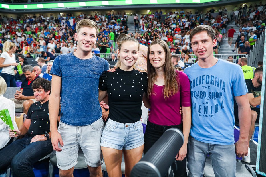 Fotografija: Urša z možem Sandijem (desno), njegovo sestro Niko Križnar in njenim partnerjem Aljažem Vodanom.