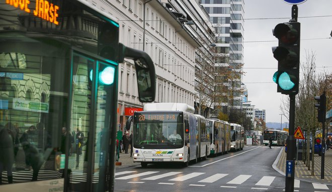 Z nožem jo je navsezgodaj čakal na postaji.
Simbolična fotografija.

FOTO: Jože Suhadolnik