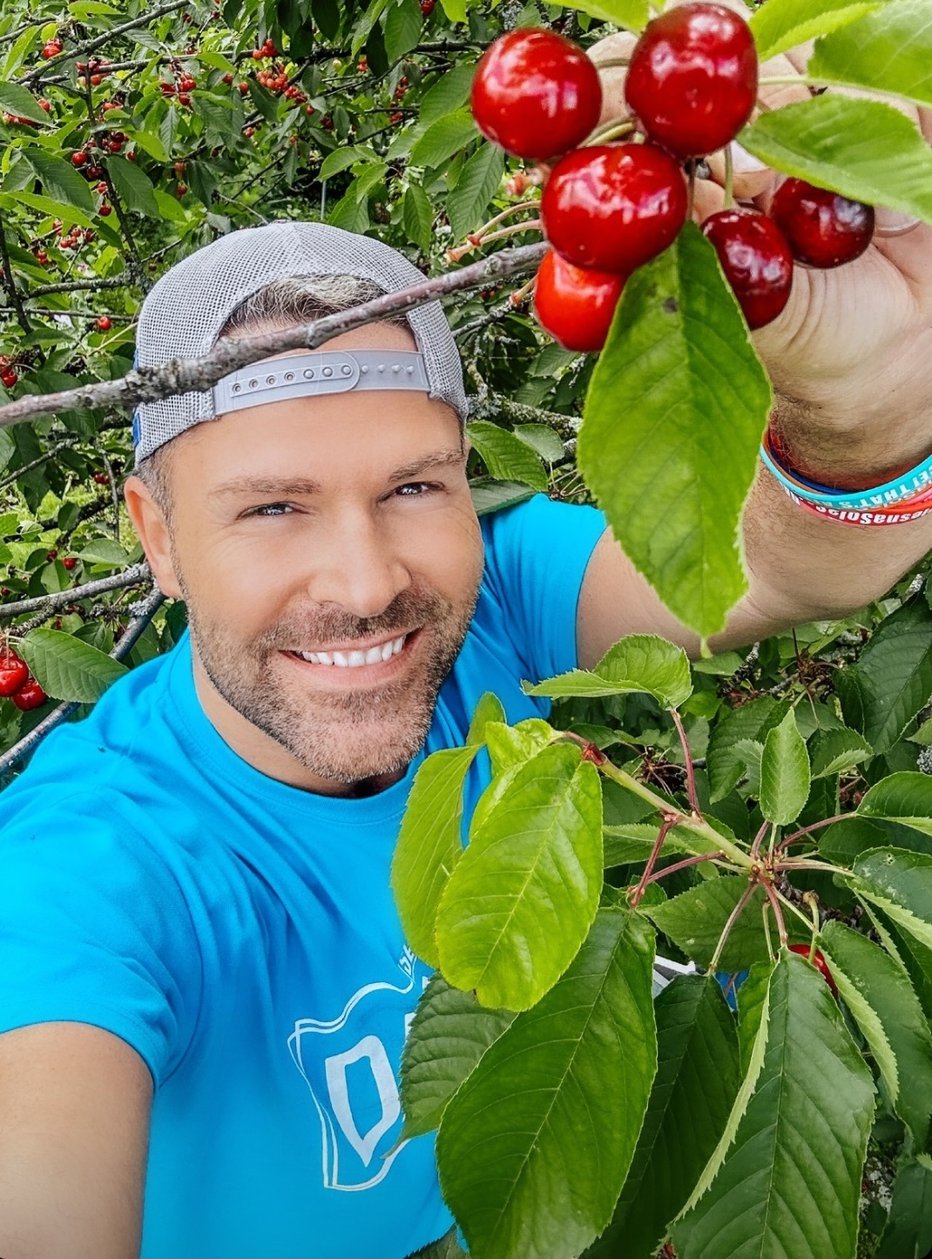 Fotografija: Sebastian se je po jutranjem treningu odpravil naravnost v sadovnjak, kjer so se mu ob pogledu na sočne rdeče sadeže v trenutku pocedile sline.