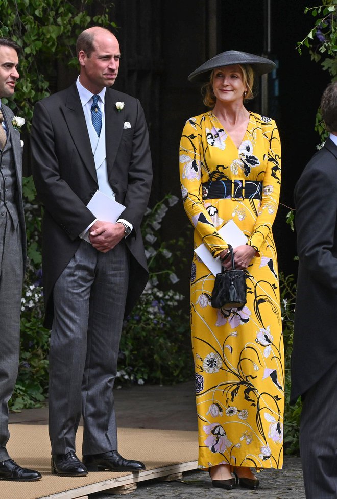 Družinska prijateljica

Rosie van Cutsem je v Puccijevi obleki delala družbo princu Williamu, ki je med okrevanjem žene seveda sameval.
