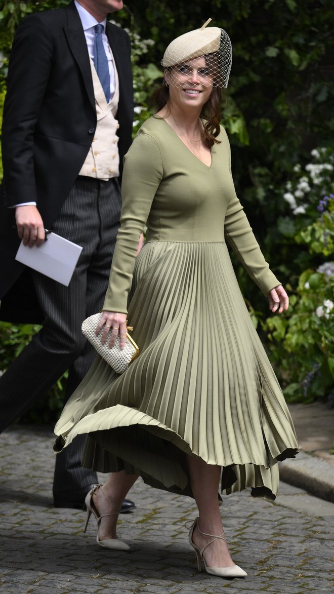 Plisirana

Med najlepše oblečene se je uvrstila princesa Eugenie, ki je izbrala olivno zeleno obleko Dubois.