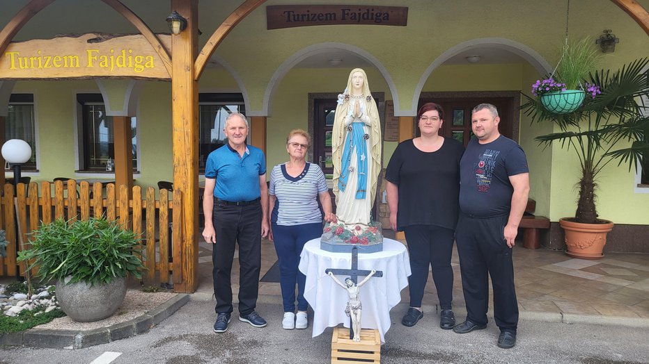 Fotografija: Družina Fajdiga je ponosna, ker jih čuva Marija. FOTO: Drago Perko