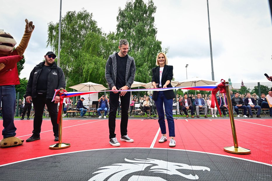 Fotografija: Goran Dragić in ptujska županja Nuška Gajšek sta slavnostno prerezala trak. FOTOGRAFIJE: MP PRODUKCIJA/PIGAC.SI