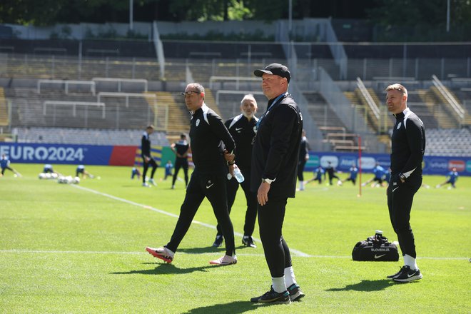 Matjaž Kek s sodelavci budno nadzira vsag gib slovenskih reprezentantov. FOTO: Leon Vidic