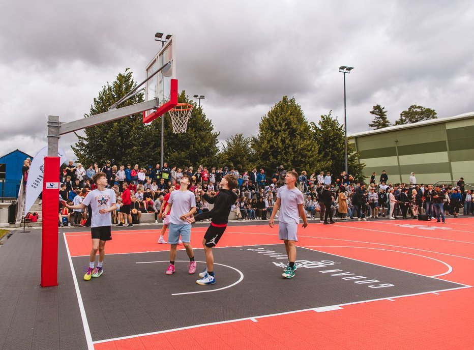 Fotografija: Na otvoritvi je številne mlade ljubitelje košarke pozdravil tudi slovenski zlati reprezentant Dragić in na veliko veselje vseh podelil številne avtograme, nekateri pa so se z Goranom lahko preizkusili tudi v metu na koš. FOTO: Stanko Kozel (MO Ptuj)