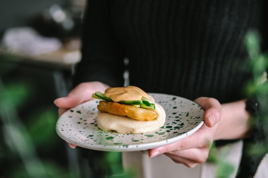 Fotografija: Bao bun z ocvrto ribo in domačo majonezo (Foto: Mateja Delakorda)