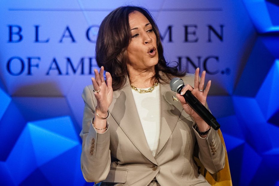 Fotografija: US Vice President Kamala Harris speaks during a conversation with Steve Harvey (out of frame) about the economy at the 100 Black Men of America, Inc. 38th Annual Conference in Atlanta, Georgia, on June 14, 2024. (Photo by Elijah Nouvelage/AFP) FOTO: Elijah Nouvelage Afp