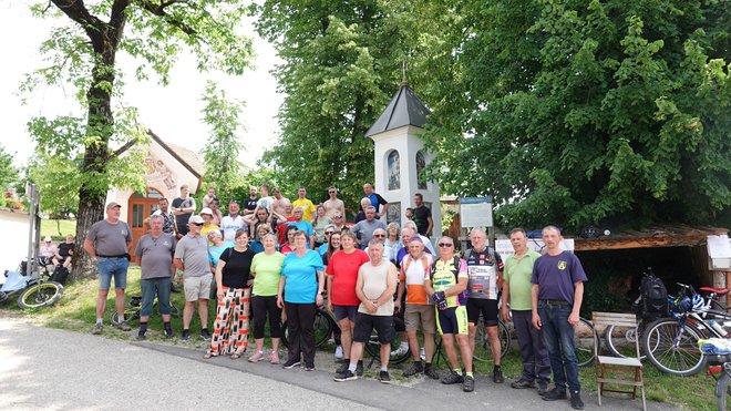 Skupinska fotografija ob stoletni lipi in kužnem znamenju na Valični vasi