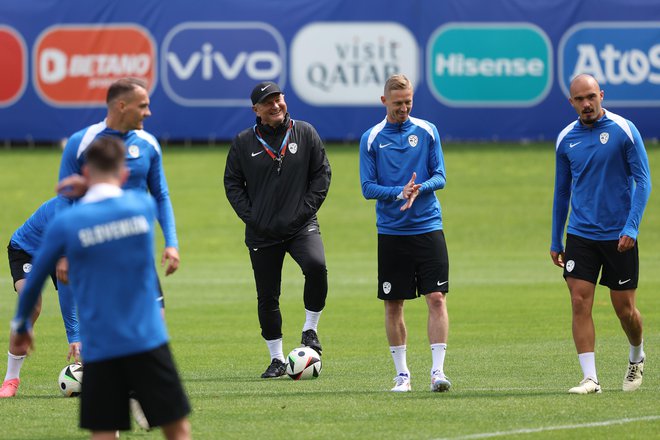 Matjaž Kek, Žan Karničnik, Vanja Drkušić. Trening slovenske nogometne reprezentance. Wuppertal, Nemčija, 15. junij 2024 FOTO: Leon Vidic/delo