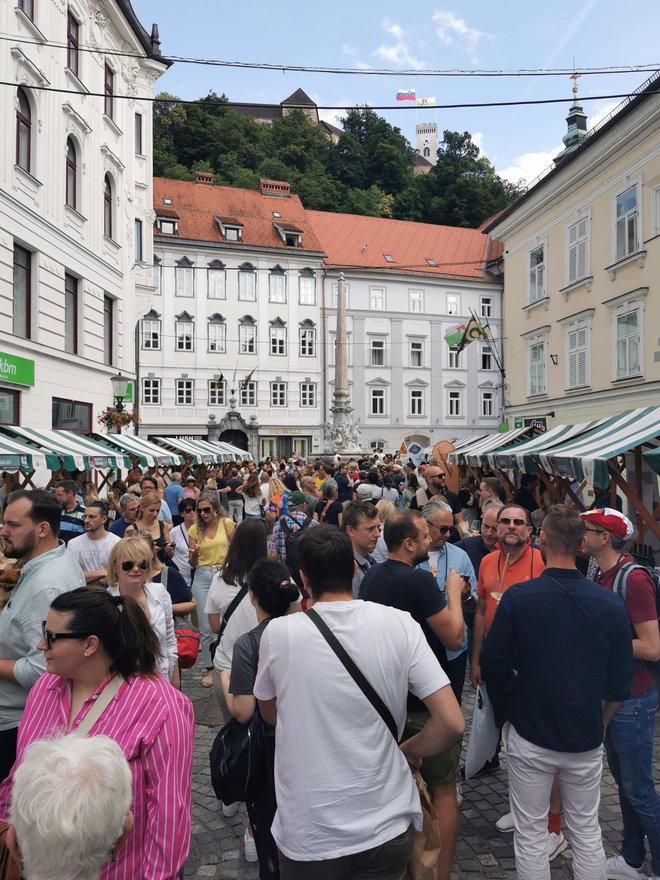 V središču prestolnice se je trlo ljubiteljev žlahtne kapljice. FOTOGRAFIJE: Barbara Kuklec Petek