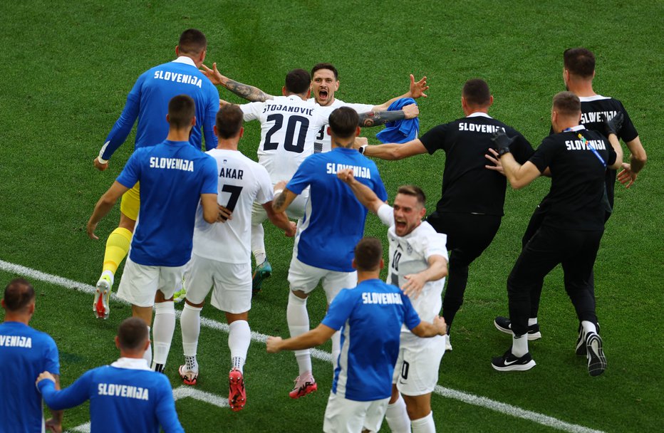 Fotografija: Tako je Erik Janža spravil v delirij slovenski tabor z doseženim golom za končnih 1:1. FOTO: Leonhard Simon/Reuters