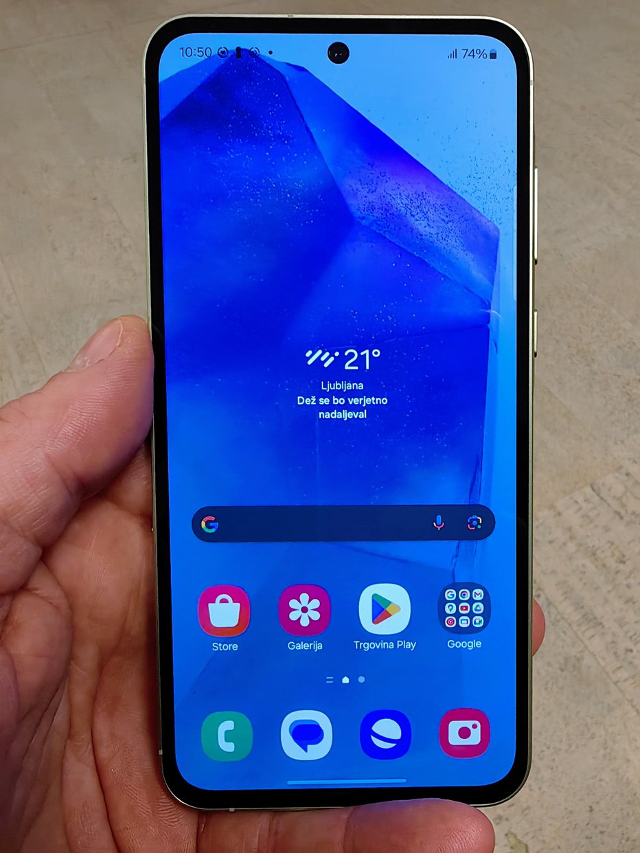 Fotografija: Samsung galaxy A55 ima nekoliko večji zaslon od predhodnika, a vseeno ni prevelik. FOTOGRAFIJi: Staš Ivanc