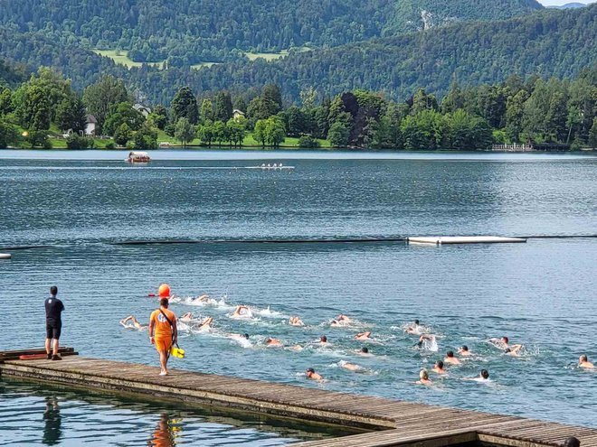 Začelo se je s skokom v Blejsko jezero.