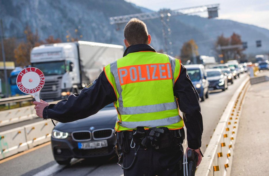 Fotografija: V policijsko mrežo na nemški meji so se ujeli trije slovenski ultrasi. FOTO: Policija