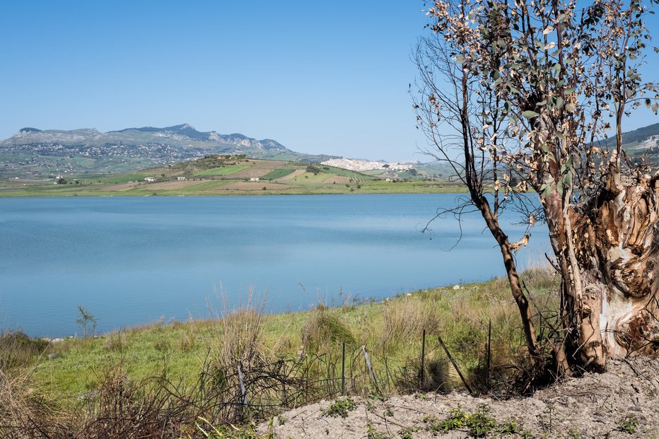 Fotografija: Sambuca di Sicilia leži ob jezeru. FOTO: Getty Images