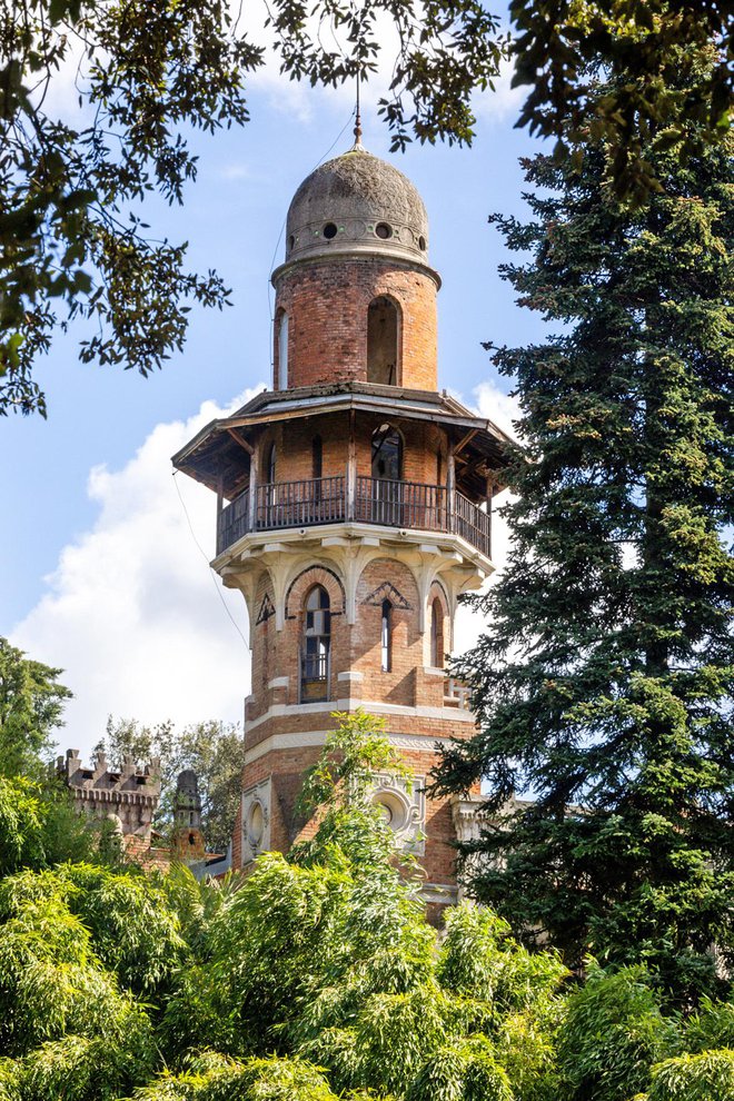 Stolp, podoben minaretu, je visok 28 metrov.