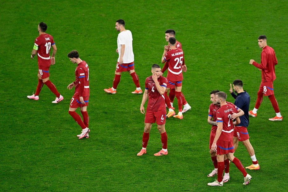 Fotografija: Serbia's players react at the end of the UEFA Euro 2024 Group C football match between Serbia and England at the Arena AufSchalke in Gelsenkirchen on June 16, 2024. (Photo by INA FASSBENDER/AFP) FOTO: Ina Fassbender Afp