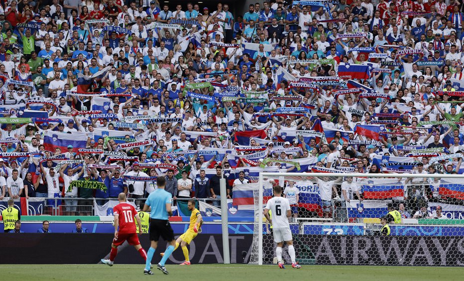 Fotografija: Nogometna tekma med Slovenijo in Dansko v Stuttgartu. Številni navijači so stiskali pesti za slovensko izbrano vrsto. FOTO: Leon Vidic, Delo