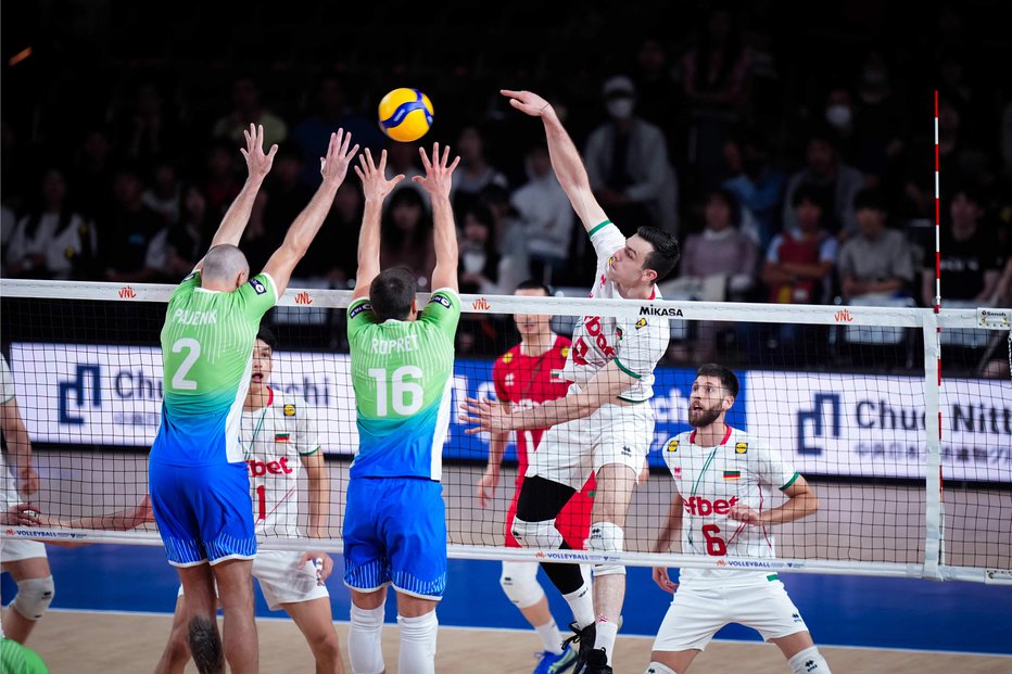 Fotografija: Organizator igre Gregor Ropret tudi pomaga v bloku. FOTO: volleyballworld