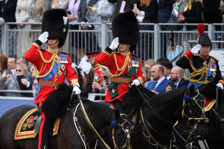 Fotografija: Britanski princ William, princ Walesa, britanski princ Edward, vojvoda Edinburški in britanska princesa Anne, princesa Royal nastopajo na paradi konjske garde. FOTO: Chris J Ratcliffe Reuters