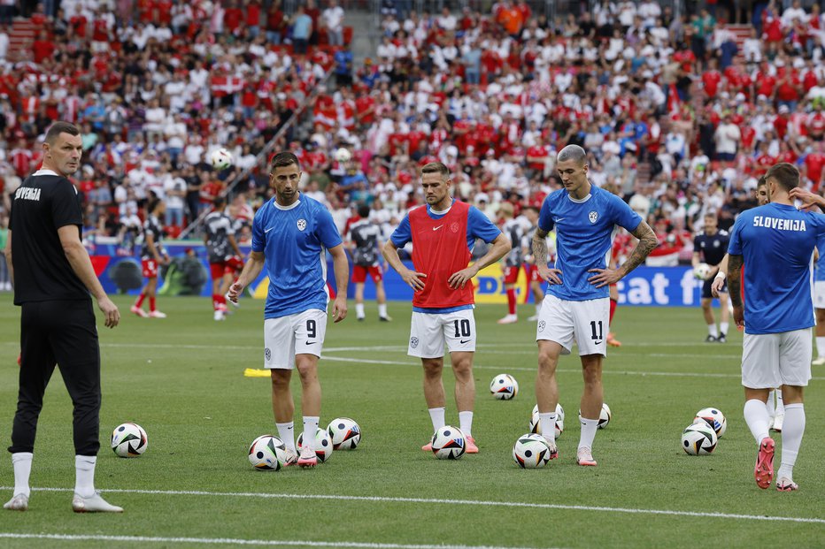 Fotografija: Nogometna tekma med Slovenijo in Dansko. FOTO: Leon Vidic/Delo