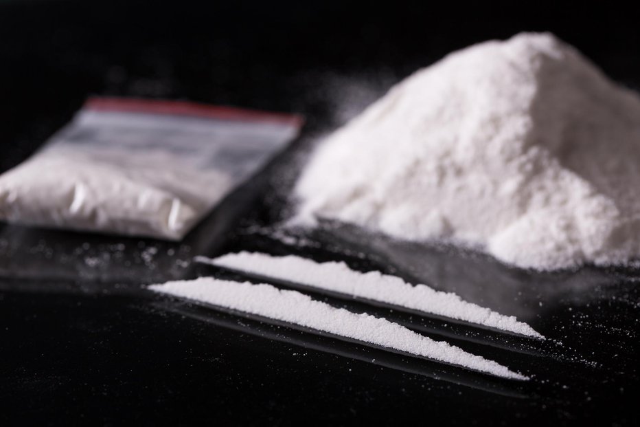 Fotografija: Two lines and pile of cocaine on black background, closeup FOTO: Pashapixel Getty Images