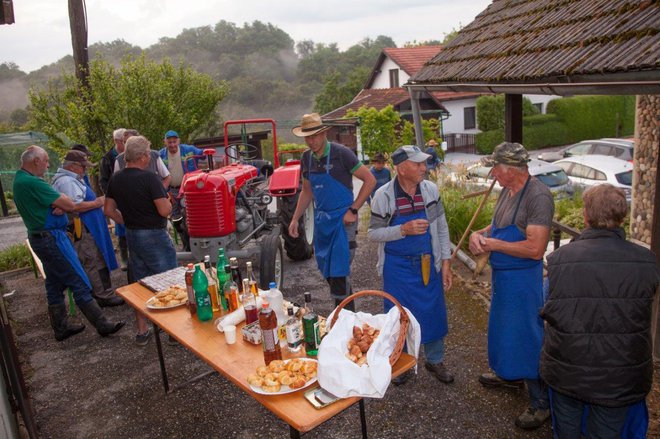 Že navsezgodaj so bile mize na domačiji Vidovič bogato obložene.