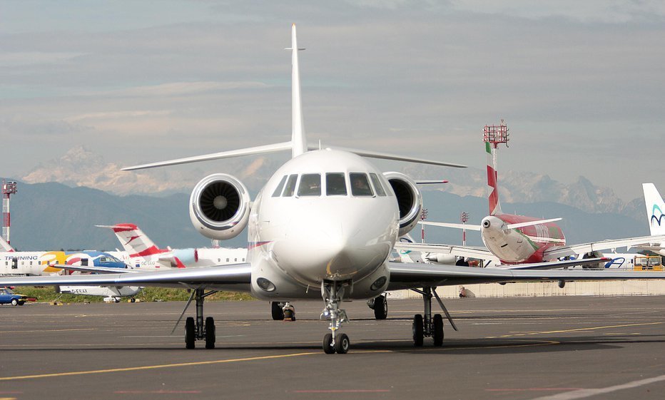 Fotografija: Na vladnem letalu falcon je med letom v Bruselj, kamor je v ponedeljek potoval predsednik vlade, prišlo do manjše tehnične težave. FOTO: Šipić Roman, Delo