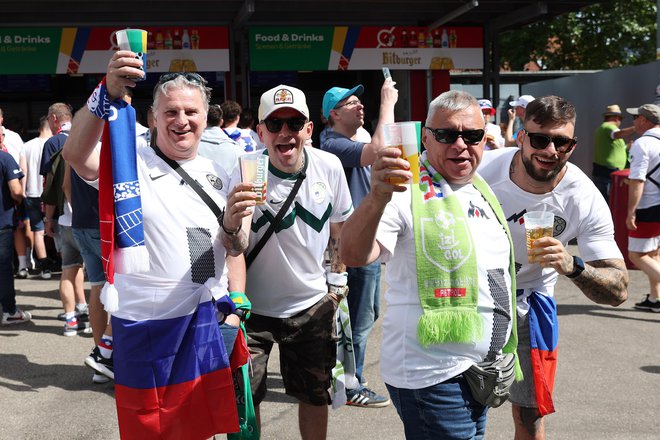 Slovenski navijači pred tekmo med Slovenijo in Dansko. FOTO: Leon Vidic