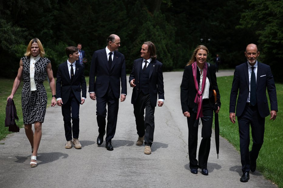 Fotografija: Bolgarska princesa Kalina prva z leve. FOTO: Stoyan Nenov, Reuters