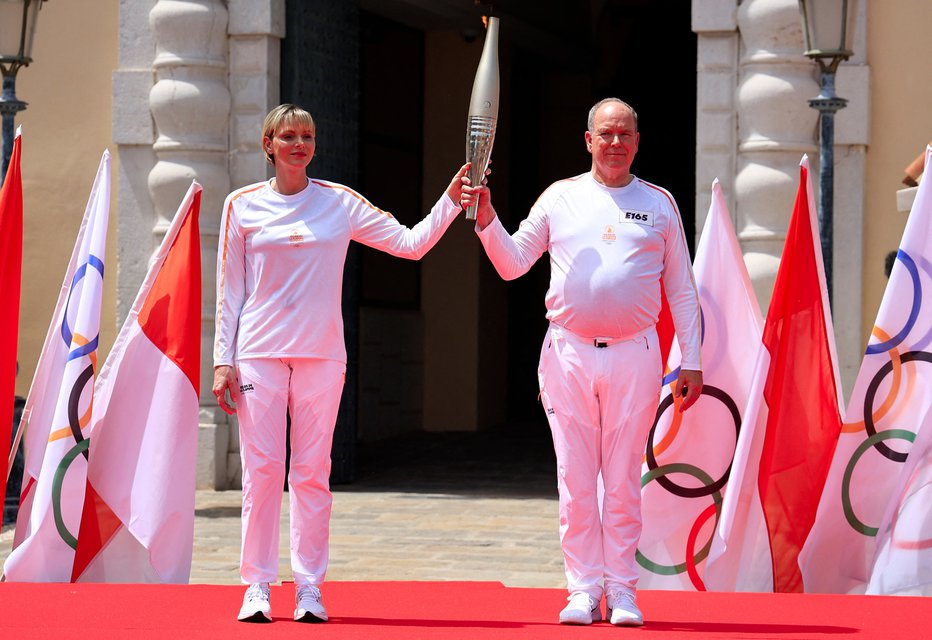 Fotografija: Albert in Charlene sta bila v povsem belih opravah videti nadvse olimpijsko. FOTO: Valery Hache/Afp