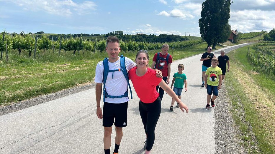 Fotografija: Hodila sta od zgodnjega jutra do poznega večera. FOTO: Oste Bakal