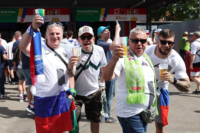 Fotografija: Slovenski navijači pred tekmo med Slovenijo in Dansko. FOTO: Leon Vidic