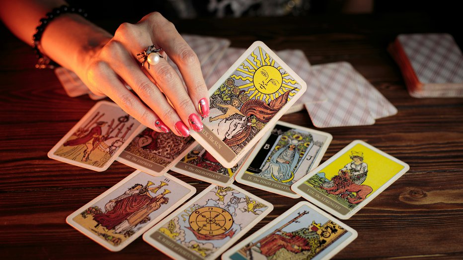 Fotografija: Katera karta tarota predstavlja vaše astrološko znamenje? FOTO: Petr Sidorov, Unsplash